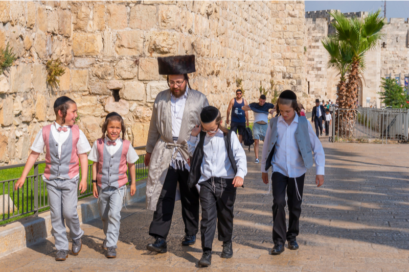 Jews walk to Western Wall on Shabbos