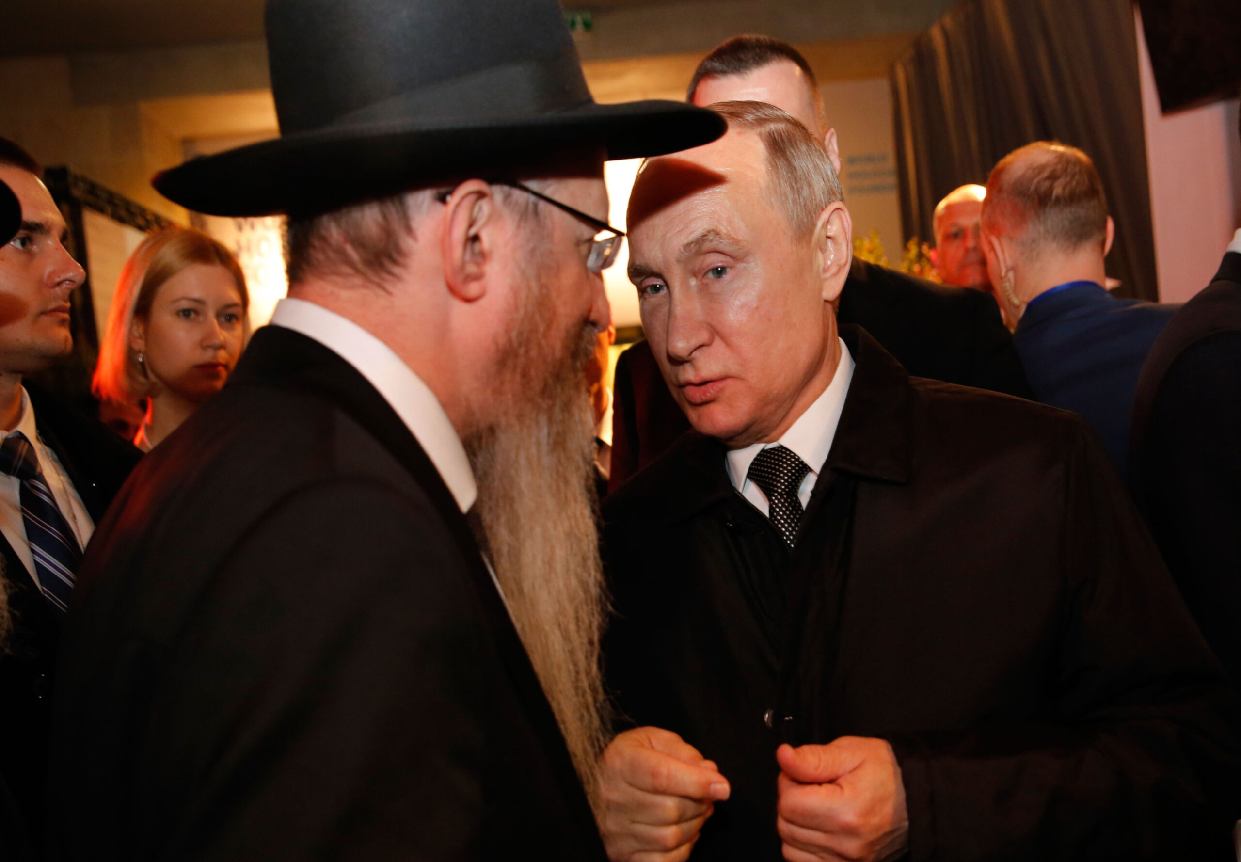 putin whispers with rabbi