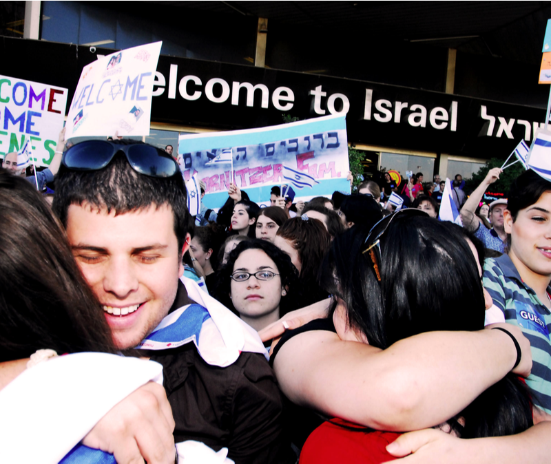 welcome to israel airport aliyah scene